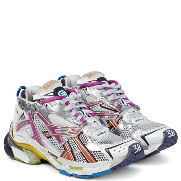 Balenciaga's Runner sneakers are inspired by running shoes from the 90’s. - Picture 2 of 5